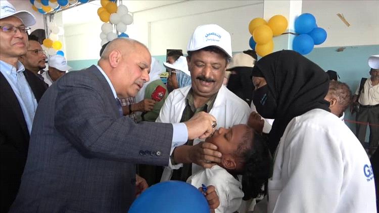 مدير عام الصحة بعدن يدشن الجولة الثانية  لحملة التحصين ضد شلل الأطفال