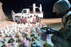 بينهم يمنيون.. القبض على 13 شخصًا متهمين بتهريب القات إلى السعودية