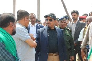 محافظ حضرموت يدشن العمل في طريق قصيعر عسد الجبل ويتفقد مستشفى الريدة الشرقية
