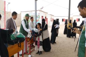 تدشين مشروع مركز الملك سلمان للإغاثة والأعمال الإنسانية ومنظمة ديفر ستي المقدم للطلاب النازحين في إطار مديرية تبن بلحج.