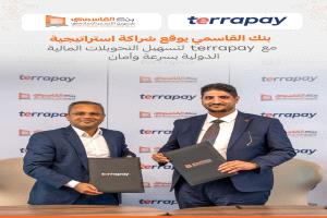 بنك القاسمي يوقع شراكة استراتيجية مع «تيرا باي» لتعزيز خدمات التحويلات الدولية