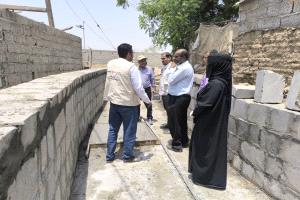 وكيل وزارة الزراعة والري يتفقد مشروع رصف قناة المياه في منطقة البستان بلحج