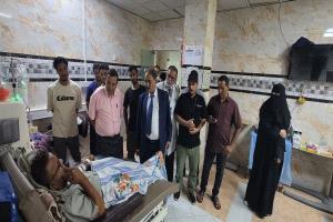 محافظ الضالع يزور مركز الغسيل الكلوي ويشرف على إجراء عملية الاستلام والتسليم بين المديرين