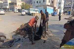 استمرار حملة تنظيف ممرات السيول والأمطار وإزالة المخلفات المتراكمة بسبب تاثير امطار بمديرية التواهي