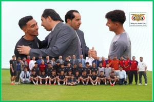 وزير الشباب والرياضة نايف البكري يزور منتخبنا الوطني للشباب قبل نهائي كأس الخليج في أبها