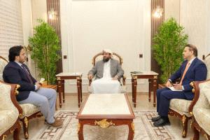 المحرّمي يناقش مع وزير الكهرباء جهود تطوير الخدمة ويشيد بالدعم الإماراتي لمشاريع الطاقة المتجددة
