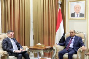 رئيس الوزراء يستعرض مع السفير الأمريكي العلاقات الثنائية وجهود دعم الحكومة للقيام بواجباتها