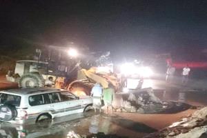 بتوجيهات المحافظ ابن الوزير.. فتح الطريق بجسر جلعة على الخط الساحلي الدولي بعد انقطاعه جراء السيول