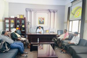 وكيل شبوة يناقش تنظيم مراكز الرقية الشرعية مع مسؤولي الأوقاف وصحة البيئة