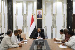 محافظ حضرموت يبحث مع قيادة التربية والتعليم جهود استئناف العملية التعليمية