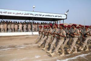 وحدات رمزية من قوات العمالقة الجنوبية تنظم عرضًا عسكريًّا مهيبًا