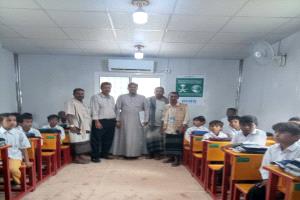 تدشين مشروع توزيع حقائب وملابس مدرسية لطلاب مدرسة عين بامعبد بتمويل من مركز الملك سلمان عبر ائتلاف الخير
