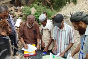 مستفيدو المساعدات النقدية في يافع يشكرون "هيئة الخليج وعدن للتنمية" على مبادرتها الإنسانية