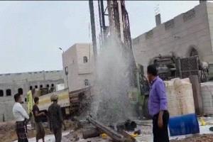 مدير عام مياه الريف ومدير عام الروضة يتفقدان سير العمل في مشروع بئر ارتوازية لدعم مياه الروضة بشبوة