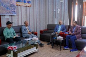 محافظ شبوة يبحث مع رئيس هيئة موانئ البحر العربي سبل تعزيز التنسيق المشترك وتطوير العمل البحري