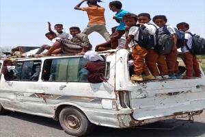 طلاب مدارس على أسطح الباصات.. عدسة المصور عمر وجدي توثق مشهداً خطيراً في لحج