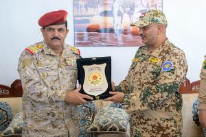 قيادة وزارة الدفاع تكرم طارق صالح بدرع الوزارة