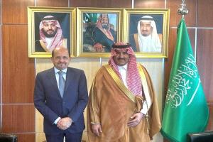 وزير الخارجية يلتقي سفير المملكة العربية السعودية لدى اليمن