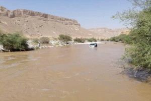 انتشال جثة شاب بعد غرقه في سيول الأمطار بحضرموت