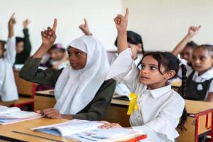 قصص مؤلمة.. أبناء المعلمين يذهبون إلى الدراسة بلا مصروف يومي بسبب  الفقر والجوع وانقطاع  الرواتب