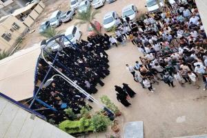 طلاب جامعة العلوم والتكنولوجيا بعدن ينفذون إضرابًا احتجاجًا على ارتفاع الرسوم