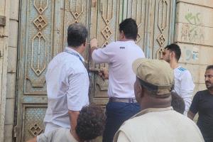 إغلاق عدد من صوالين الحلاقة بمديرية المنصورة في عدن