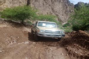 تدشين مشروع "طريق شريان الحياة" في حقل الأزارق بالضالع
