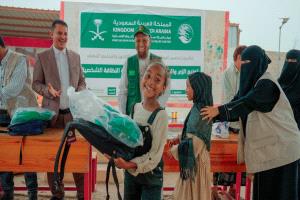 مركز الملك سلمان يدشن توزيع المستلزمات التعليمية للأطفال النازحين والمجتمع المضيف بمحافظة لحج