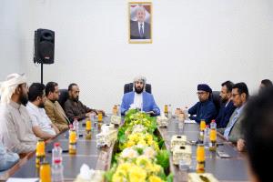 الدكتور مختار الرباش يترأّس اجتماعًا موسعًا لموظفي قطاع الحج والعمرة بالعاصمة المؤقتة عدن