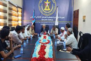 فريق التوجيه والرقابة يعد برفع هموم ومطالب موظفي جامعة حضرموت للجهات المختصة