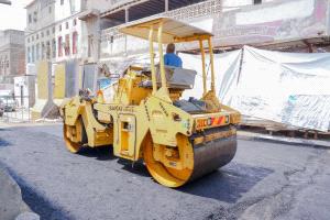 بدء أعمال سفلتة خط البنك المركزي في مديرية صيرة بعدن