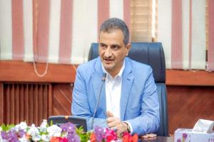 محافظ عدن يغادر إلى الإمارات