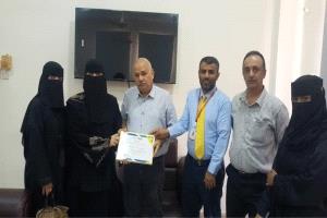 البيشي والسعيدي يكرمان مدير إدارة الاحصاء ونظم المعلومات بمستشفى الصداقة بعدن