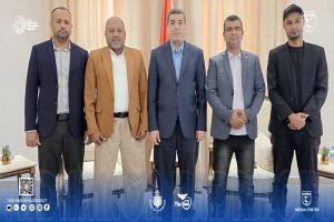 السفير اليمني في قطر يلتقي وفد نادي تضامن حضرموت ويشيد بدوره الرياضي