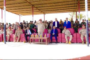 وزير الدفاع ومحافظ شبوة يتفقدان جاهزية الوحدات العسكرية والأمنية ويؤكدان على تعزيز القدرات القتالية.
