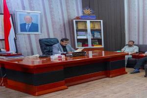 محافظ شبوة يتابع مشروع توزيع الكراسي المتحركة لذوي الإعاقة
