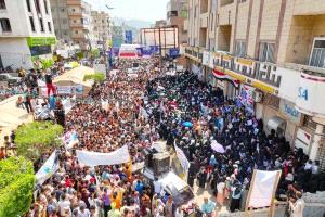 طالبت بـ(إقالة مدير أمن تعز وقائد المحور).. مئات الآلاف يطالبون بالقبض على قتلة (أفتهان)