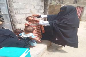 ضمن الجولة الثانية للتحصين ضد شلل الأطفال فرق التحصين بالمركز الصحي الحضن تستمر بنزولها الميداني