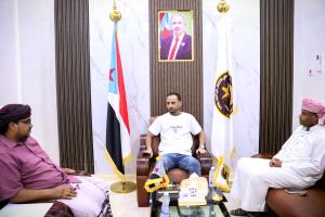 فريق التوجيه والرقابة الرئاسي يناقش تطوير العمل التنظيمي وتكثيف الأنشطة الشبابية بالمهرة