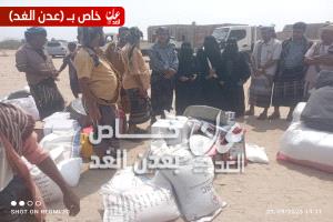 الهلال الأحمر اليمني ومنظمات المجتمع المدني يقدمون مساعدات إنسانية لأسر ضحايا احدى حُفر السيول في مديرية أحور