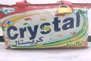 حادثة نصب غريبة تهز الشارع.. مسافر يخدع مواطن بـ"شنطة كريستال" ويهرب بـ10 آلاف ريال