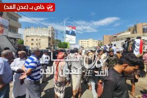 عاجل.. الآلاف يتظاهرون أمام مبنى محافظة تعز للمطالبة بسرعة القبض على قتلة افتهان المشهري