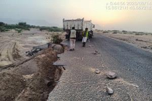 مؤسسة الطرق والجسور بشبوة تنفذ أعمال صيانة عاجلة في طريق عتق - بيحان - حريب