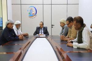 محافظ حضرموت يناقش مع نقابة المهن التربوية الجهود الرامية لاستمرار العملية التعليمية واستقرارها