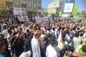 عاجل: تظاهرات حاشدة في تعز تطالب بالقبض على قتلة الشهيدة افتهان المشهري