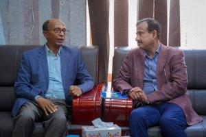 المحافظ بن الوزير يبحث مع رئيس هيئة موانئ البحر العربي سبل تعزيز التنسيق المشترك وتطوير العمل البحري