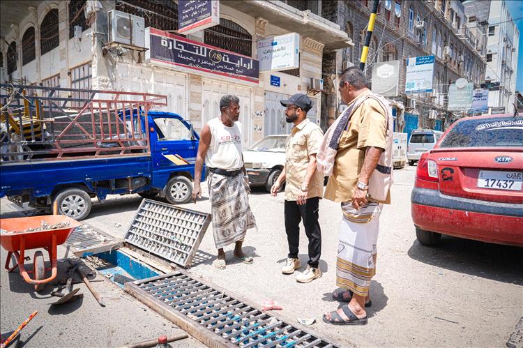 عدن.. مدير صيرة يطلع على سير عمل تنظيف مناهل تصريف مياه الأمطار