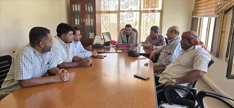 وكيل محافظة سقطرى يزور مكتب الزراعة والري ويسلّم موقع إنشاء المركز البيطري