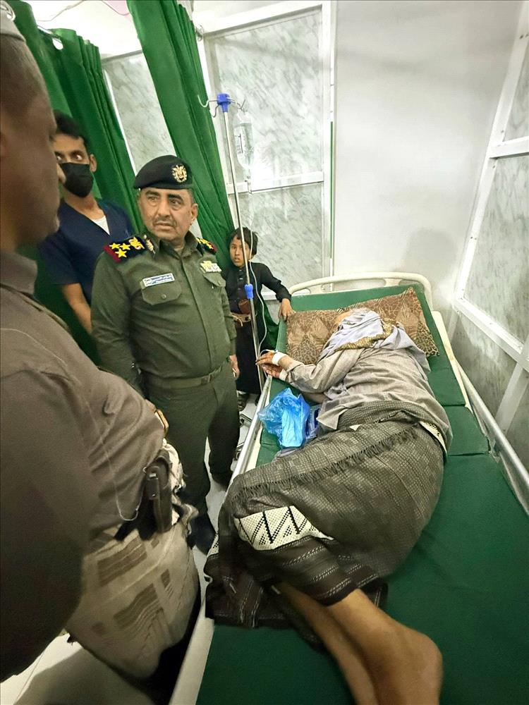 مدير عام شرطة شبوة يطمئن على صحة مدير شرطة حطيب عقب تعرضة لوعكة صحية