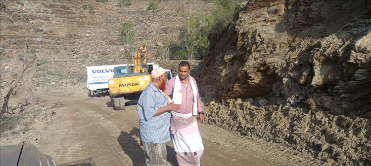 مدير عام سرار يتفقد العمل بمشروع طريق باتيس - رصد ويشيد بجهود القائد أبو زرعة المحرمي